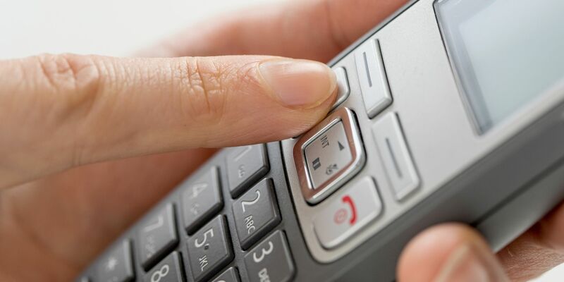 Im Schnitt liegen in den deutschen Haushalten zwei alte Smartphones, die nicht mehr gebraucht, aber auch nicht recycelt werden. - Foto: Christin Klose/dpa-tmn