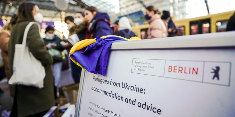 Geflüchtete aus der Ukraine nach ihrer Ankunft am Berliner Hauptbahnhof. - Foto: Kay Nietfeld/dpa