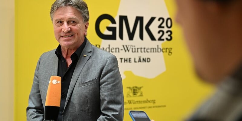 Baden-Württembergs Gesundheitsminister Manne Lucha gibt zum Auftakt der Gesundheitsministerkonferenz ein Interview. - Foto: Felix Kästle/dpa