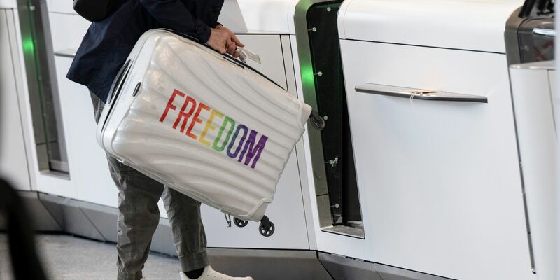 Passagiere der Lufthansa checken in Frankfurt ihr Gepäck an neuen Automaten zur Gepäckaufgabe selbstständig ein. - Foto: Boris Roessler/dpa