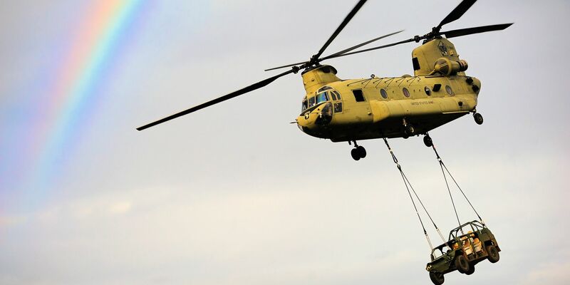 Der CH-47 ist durch eine charakteristische Bananenform und zwei Hauptrotoren leicht zu identifizieren. - Foto: U.S. Army/ZUMA Wire/dpa