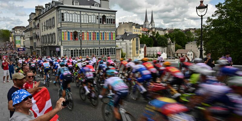 Das Fahrerfeld zum Start der fünften Etappe in Pau. - Foto: Marco Bertorello/AFP/dpa