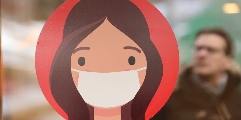 Ein Aufkleber gibt den Hinweis auf Maskenpflicht (Archivbild). - Foto: Matthias Bein/dpa-Zentralbild/dpa