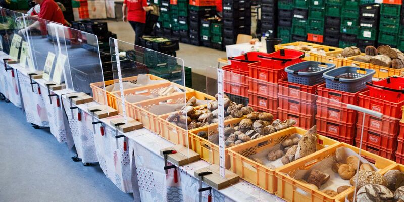Mitarbeiter stehen in einer Ausgabestelle der Berliner Tafel. - Foto: Carsten Koall/dpa