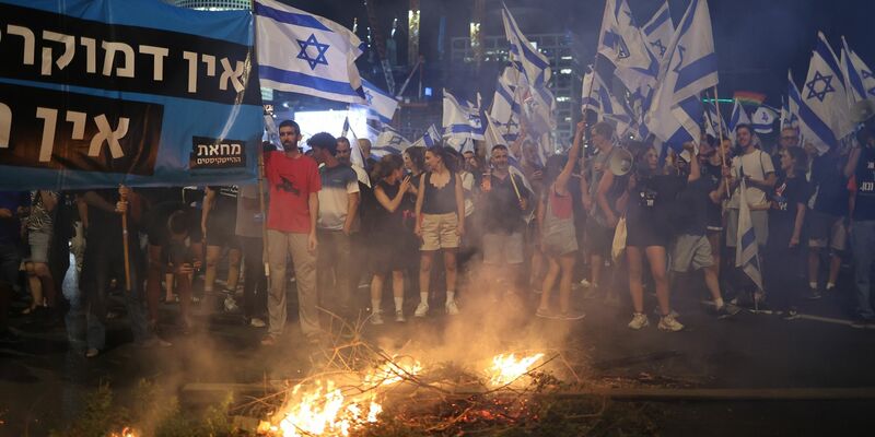 Demonstranten blockieren die Ayalon-Autobahn in Tel-Aviv, um gegen die Pläne der Regierung von Premierminister Benjamin Netanjahu zu protestieren, das Justizsystem zu reformieren. - Foto: Ilia Yefimovich/dpa
