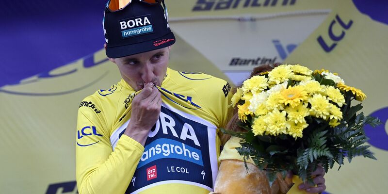 Fährt bei der Tour in Gelb: Bora-hansgrohe-Kapitän Jai Hindley. - Foto: Jasper Jacobs/Belga/dpa