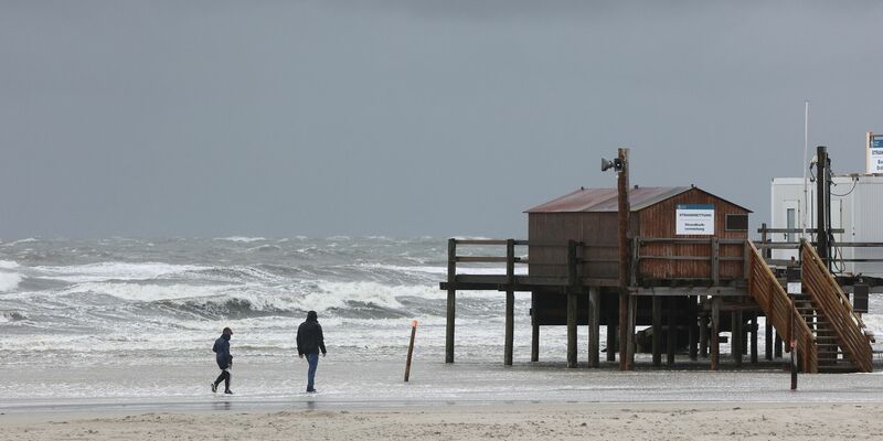 Windböen des Sturmtiefs «Poly» fegen über den Strand von St. Peter Ording. - Foto: Bodo Marks/Bodo Marks/dpa