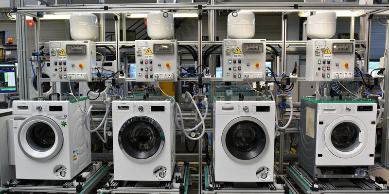 Von der Materialknappheit ist vor allem weiterhin die Elektrotechnik-Branche betroffen. - Foto: Ralf Hirschberger/dpa