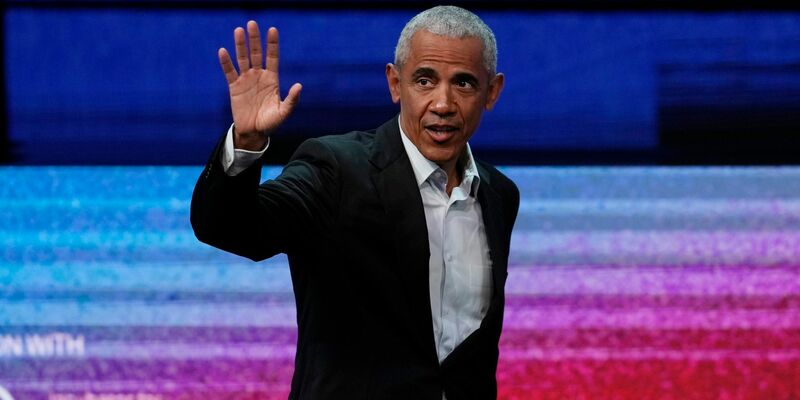 Barack Obama arbeitet gemeinsam mit seiner Frau Michelle seit 2018 mit dem Streamingdienst Netflix zusammen. (Archivbild) - Foto: Thanassis Stavrakis/AP/dpa