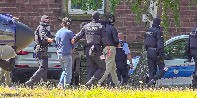 Ein Verdächtiger wird von Polizisten zum Haftrichter gebracht. - Foto: Waldemar Gess/EinsatzReport24/dpa