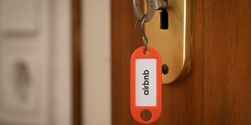 Private Vermieter, die mit dem Vermittlungsportal Airbnb arbeiten, sind im Visier der Steuerverwaltung. - Foto: Friso Gentsch/dpa