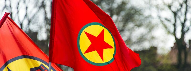 Pkk-Flagge auf einer Demonstration (Symbolbild). Der Verurteilte soll versucht haben, Geld für die PKK zu beschaffen. - Foto: picture alliance / dpa