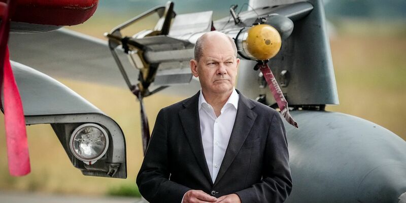 Bundeskanzler Olaf Scholz steht bei seinem Besuch des internationalen Luftwaffen-Manövers «Air Defender 2023» auf dem Luftwaffenstützpunkt Jagel neben einem Iris-T Luft-Luft-Lenkflugkörper (mit gelber Kappe) mit Infrarotsuchkopf. - Foto: Kay Nietfeld/dpa