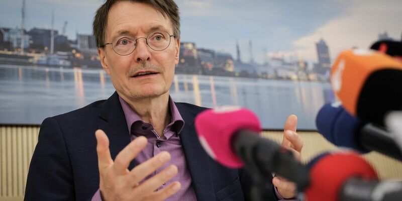 Bundesgesundheitsminister Karl Lauterbach steht Medienvertretern Rede und Antwort. - Foto: Christian Charisius/dpa