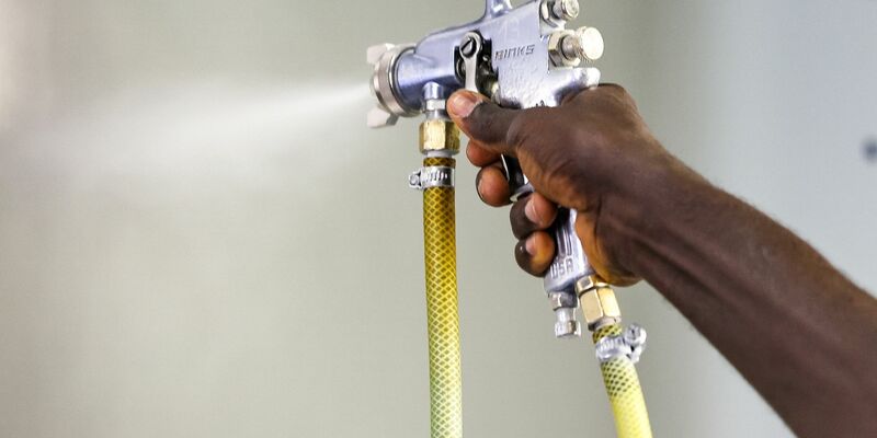 Eine Arbeitskraft aus Gambia bereitet in einem Unternehmen Stahlbleche für die Oberflächenbehandlung vor (Symbolbild). - Foto: Jan Woitas/dpa