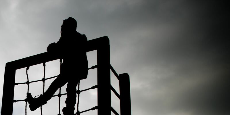 Was sind Gründe für Kinderarmut? Kinder und Jugendliche wählten am häufigsten die Antwort «weil viele Eltern zu wenig Geld verdienen». - Foto: Julian Stratenschulte/dpa