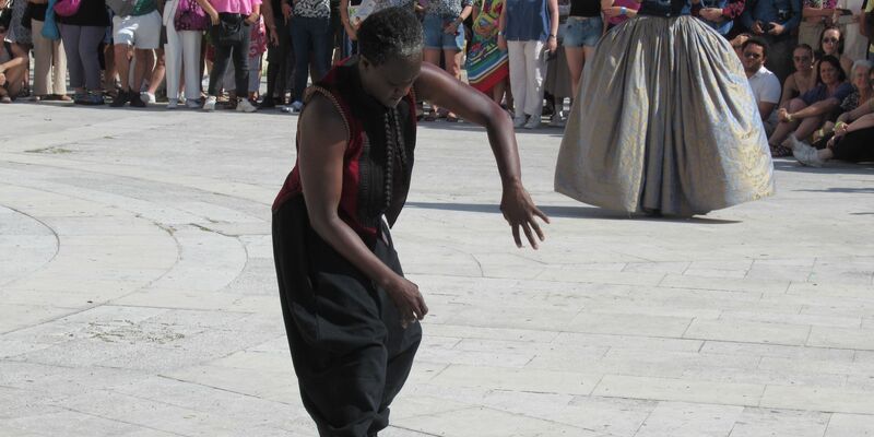 Mit einem Text über rassistische Polizeigewalt in Frankreich beginnt das teilweise im Freien aufgeführte Tanz- und Performance-Stück «G.R.O.O.V.E.» der Choreografin Bintou Dembélé. Sie gilt als Pionierin des Hip-Hop. - Foto: Sabine Glaubitz/dpa