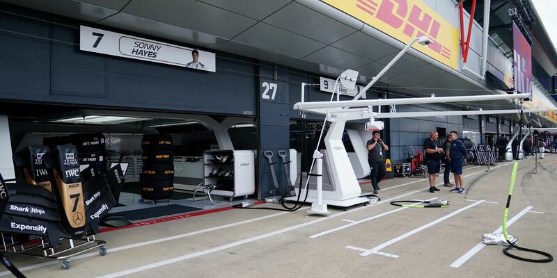 Für die Dreharbeiten wurde in Silverstone eine fiktive F1-Team-Garage eingerichtet. - Foto: David Davies/PA Wire/dpa