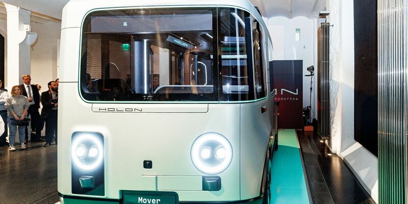 Ein «Holon Mover» soll in Zukunft bis zu 15 Personen ohne Fahrer durch Hamburg fahren. - Foto: Markus Scholz/dpa