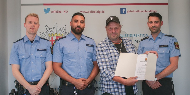 FW Dinslaken: Brannte Aufenthaltscontainer im Gewerbegebiet. - Foto: presseportal.de