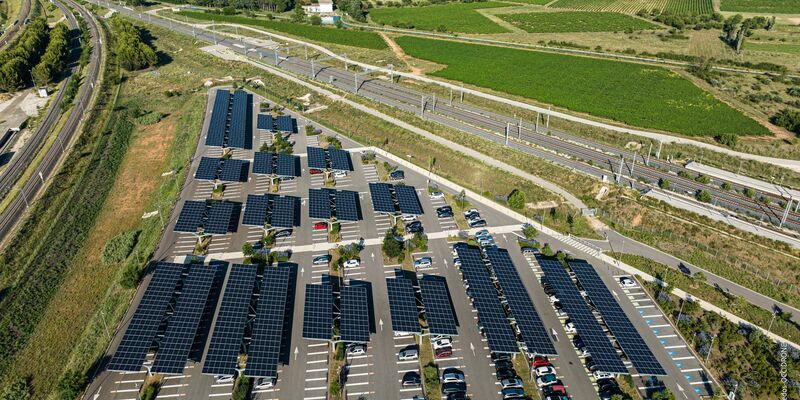 Parkplätze an einem Bahnhof sind mit Solaranlagen überdacht. Die französische Staatsbahn SNCF will bis 2030 mit selbsterzeugtem Solarstrom 15 bis 20 Prozent ihres Energiebedarfs selbst decken. - Foto: Service de Presse/SNCF/dpa