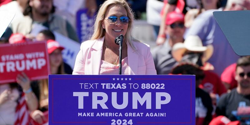 Die republikanische Kongressabgeordnete Marjorie Taylor Greene bei einer Wahlkampfveranstaltung für Ex-Präsident Donald Trump. - Foto: Nathan Howard/AP/dpa