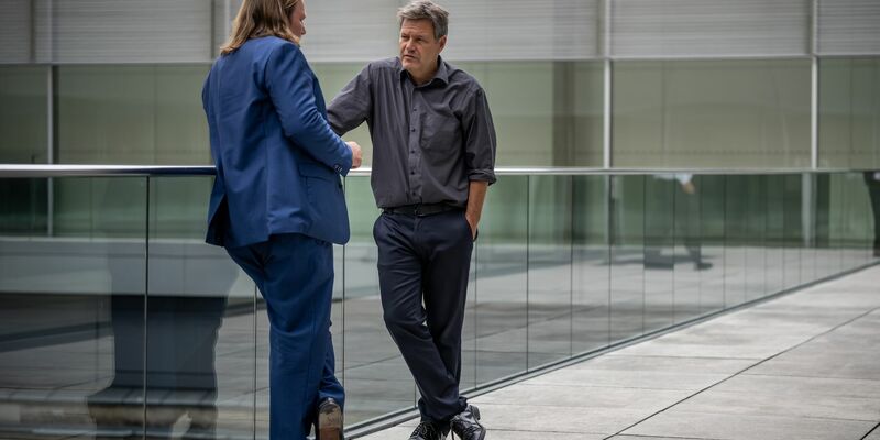 Wirtschaftsminister Robert Habeck spricht in der Pause einer Fraktionssitzung im Bundestag mit Anton Hofreiter (beide BĂĽndnis 90/Die GrĂĽnen). - Foto: Michael Kappeler/dpa