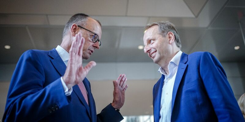 CDU-Chef Friedrich Merz gratuliert seinem Parteikollegen Thomas Heilmann. Der Bundestagsabgeordnete hatte den Antrag auf eine einstweilige Anordnung gestellt. - Foto: Kay Nietfeld/dpa