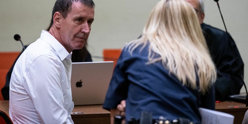 Manfred Genditzki (l) sitzt vor Prozessbeginn im Gerichtssaal. - Foto: Sven Hoppe/dpa
