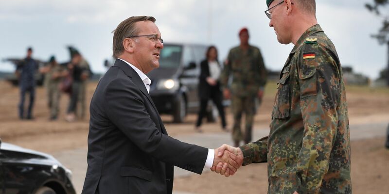 Bundesverteidigungsminister Boris Pistorius (SPD) trifft auf dem Truppenübungsplatz Christian Nawrat, Kommandeur der deutschen Brigade in Litauen. - Foto: Mindaugas Kulbis/AP