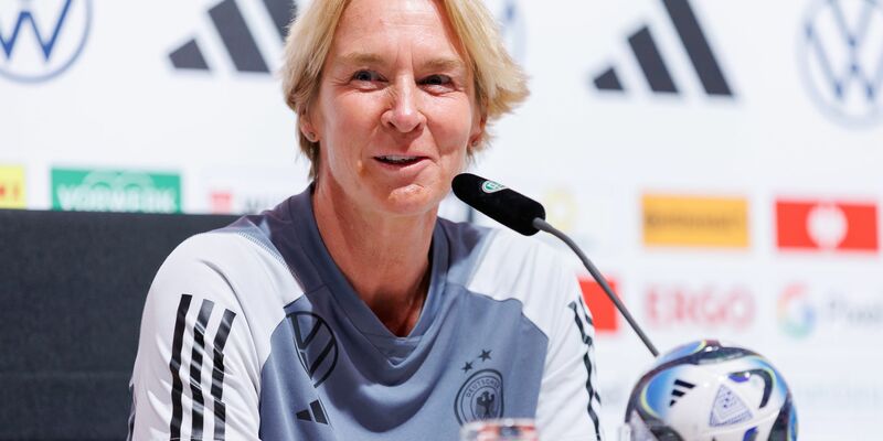 Trainerin Martina Voss-Tecklenburg spricht während der Pressekonferenz. - Foto: Daniel Karmann/dpa
