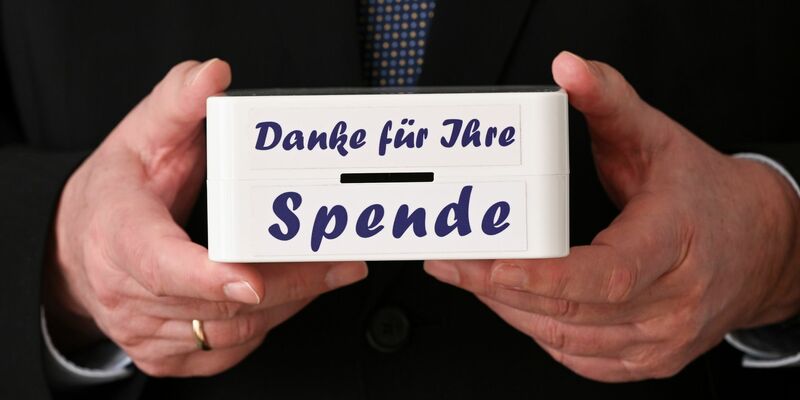 Die Gesamthöhe der Geldspenden in Deutschland liegt für 2023 bei etwa 5 Miiliarden Euro. - Foto: Jens Kalaene/dpa