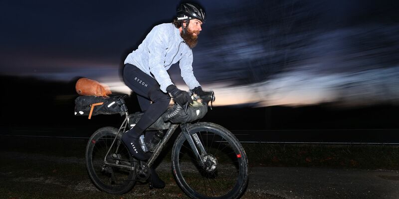 Jonas Deichmann im November 2021 bei seinem «Triathlon um die Welt». - Foto: Karl-Josef Hildenbrand/dpa