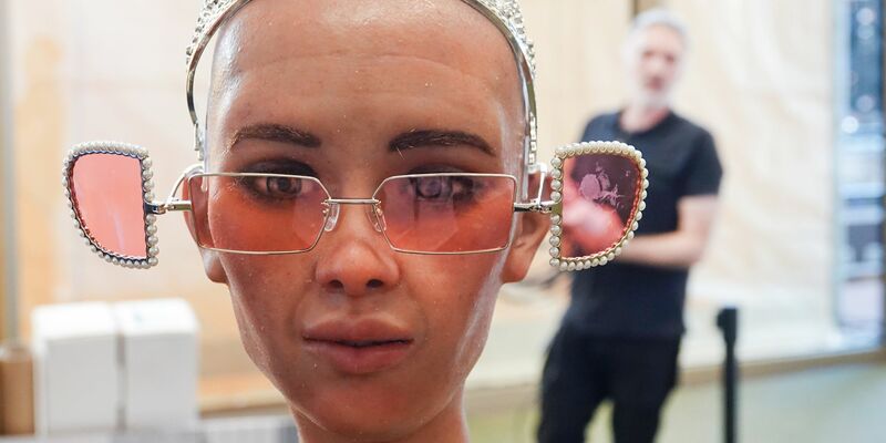 Roboter «Sophia» sei eine perfekte Bar-Frau, so Daniel Lofaro, Entwickler bei der Firma Hanson Robotics. - Foto: Christiane Oelrich/dpa