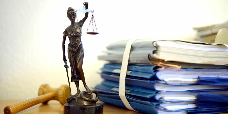 Urteile des Gerichts werden in der Regel mit Spannung erwartet. - Foto: Volker Hartmann/dpa