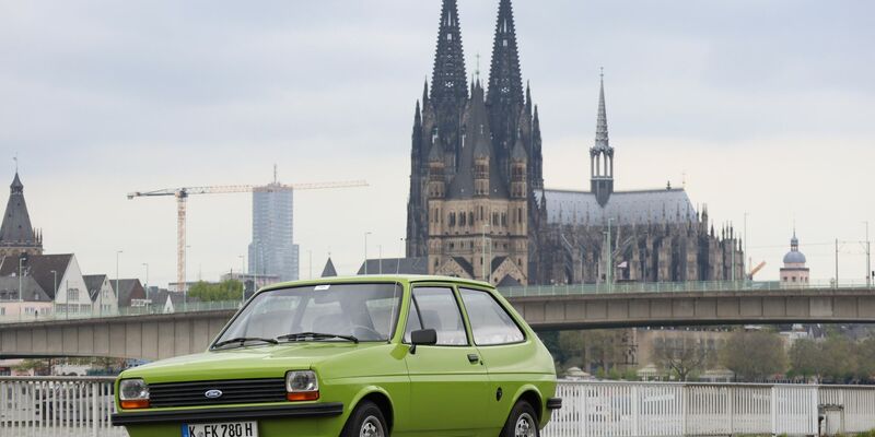 Fast ein Wahrzeichen wie der Dom: Der Ford Fiesta zeigt sich vor beeindruckender Kölner Stadtkulisse. - Foto: Thomas Geiger/dpa