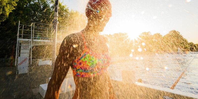 Die Freibäder dürften am Wochenende gut besucht sein. - Foto: Julian Stratenschulte/dpa