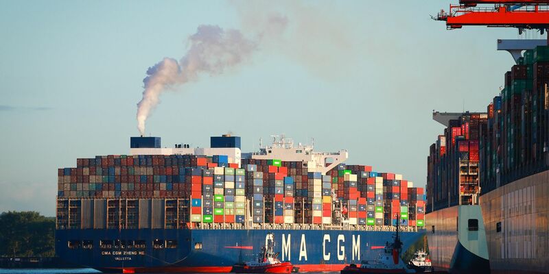 Ein Containerschiff legt im Hamburger Hafen an. - Foto: Christian Charisius/dpa