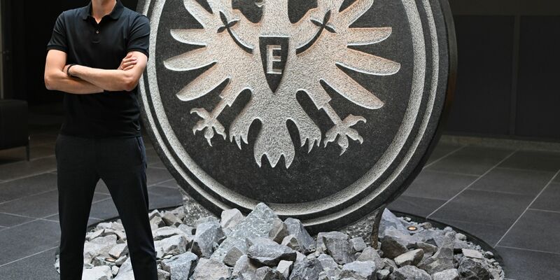 Trainer Dino Toppmöller hat seinen Vertrag bei Eintracht Frankfurt verlängert. - Foto: Arne Dedert/dpa