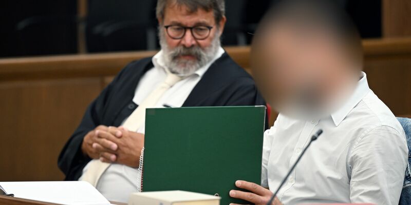 Der Angeklagte (r) sitzt neben seinem Anwalt Jochen Ohliger im Gerichtssaal: Der 46-Jährige muss sich wegen Körperverletzung mit Todesfolge vor dem Wuppertaler Landgericht verantworten. - Foto: Federico Gambarini/dpa