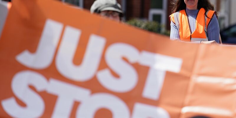 Just Stop Oil-Demonstranten nehmen an einem Protestmarsch in London teil. - Foto: Jordan Pettitt/PA Wire/dpa