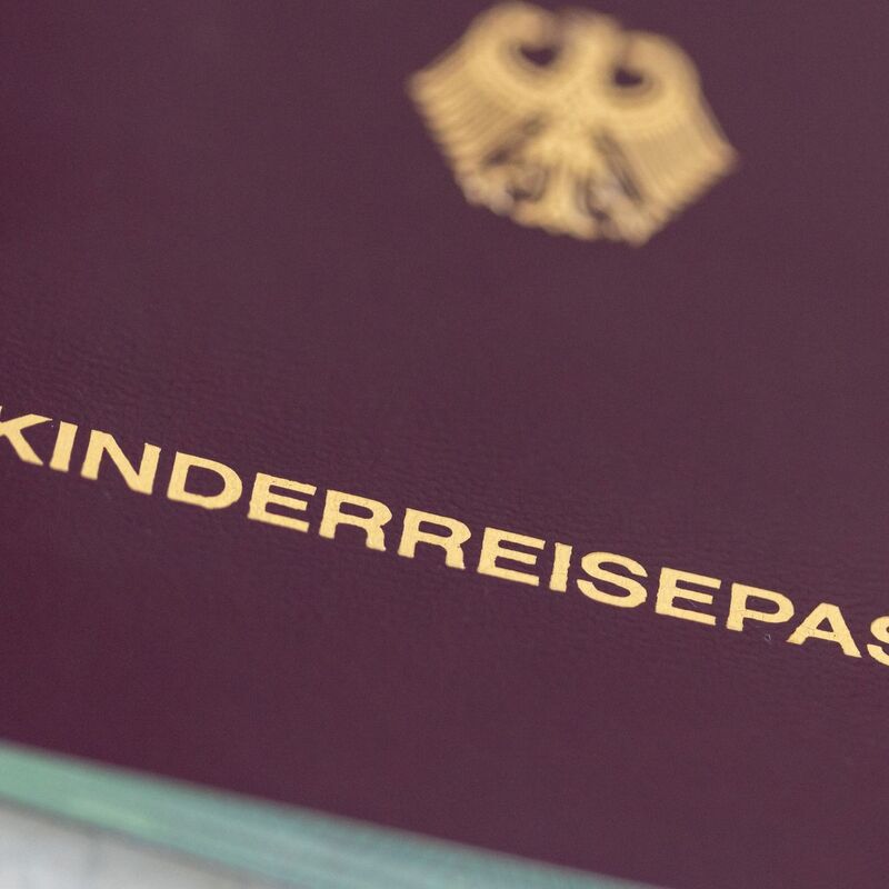 Ein Kinderreisepass soll ab dem kommenden Jahr nicht mehr ausgestellt werden. - Foto: Daniel Karmann/dpa