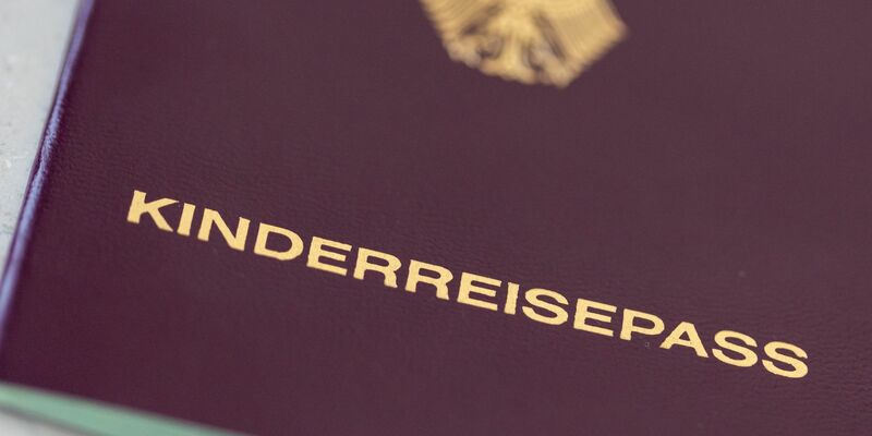 Gehört bald der Vergangenenheit an: der Kinderreisepass. - Foto: Daniel Karmann/dpa