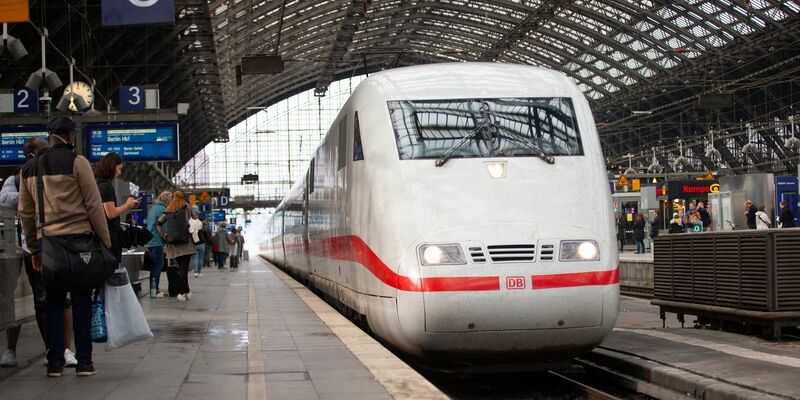 Immer wieder müssen Fahrgäste auf ihre Züge warten. - Foto: Thomas Banneyer/dpa