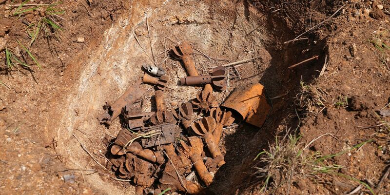 Überreste von Streumunition liegen in Ayii im Südsudan an einer Räumungsstelle. - Foto: Sam Mednick/AP/dpa