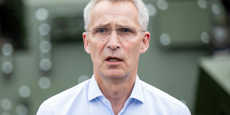 Strebt eine rebungslose Zusammenarbeit zwischen der Nato und den Streitkräften der Ukraine an: Nato-Generalsekretär Jens Stoltenberg. - Foto: Daniel Reinhardt/dpa