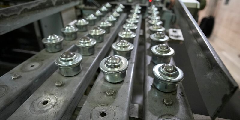 Sprengkapseln liegen in Reihen zum Recycling bereit, während Arbeiter die Chemiewaffenbestände der Vereinigten Staaten im U.S. Army Pueblo Chemical Depot zerstören. - Foto: David Zalubowski/AP/dpa