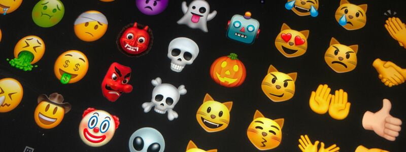 Der digitale Ersatz für Gestik und Mimik: Emojis. - Foto: Jörg Carstensen/dpa
