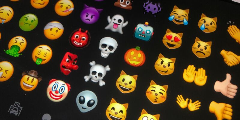Verschiedene Emojis sind auf einem Tablet zu sehen. - Foto: Jörg Carstensen/dpa