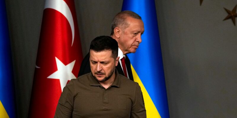 Recep Tayyip Erdogan (hinten) kommt mit Wolodymyr Selenskyj zu einer gemeinsamen Pressekonferenz nach ihrem Treffen in Istanbul. - Foto: Francisco Seco/AP/dpa